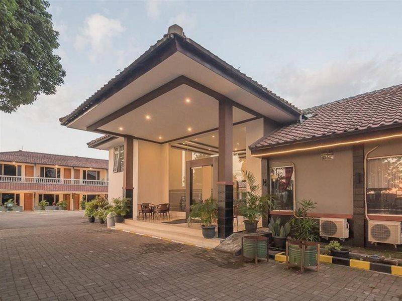 RedDoorz near Alun Alun Subang Otel Dış mekan fotoğraf