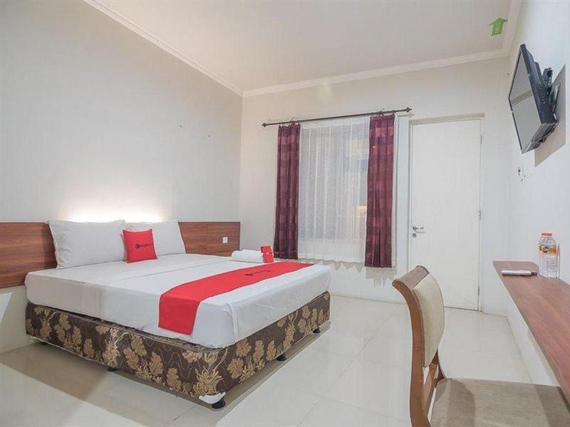 RedDoorz near Alun Alun Subang Otel Dış mekan fotoğraf