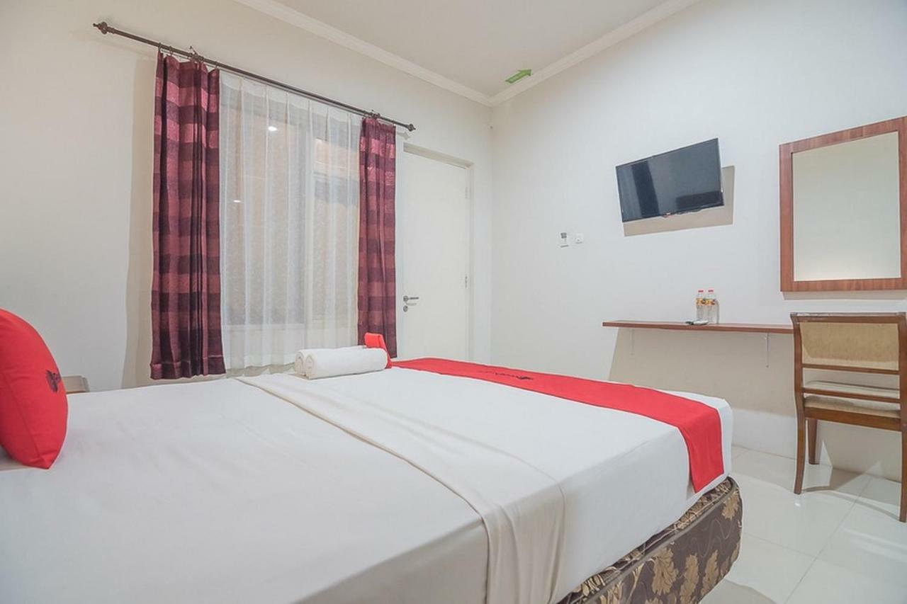 RedDoorz near Alun Alun Subang Otel Dış mekan fotoğraf