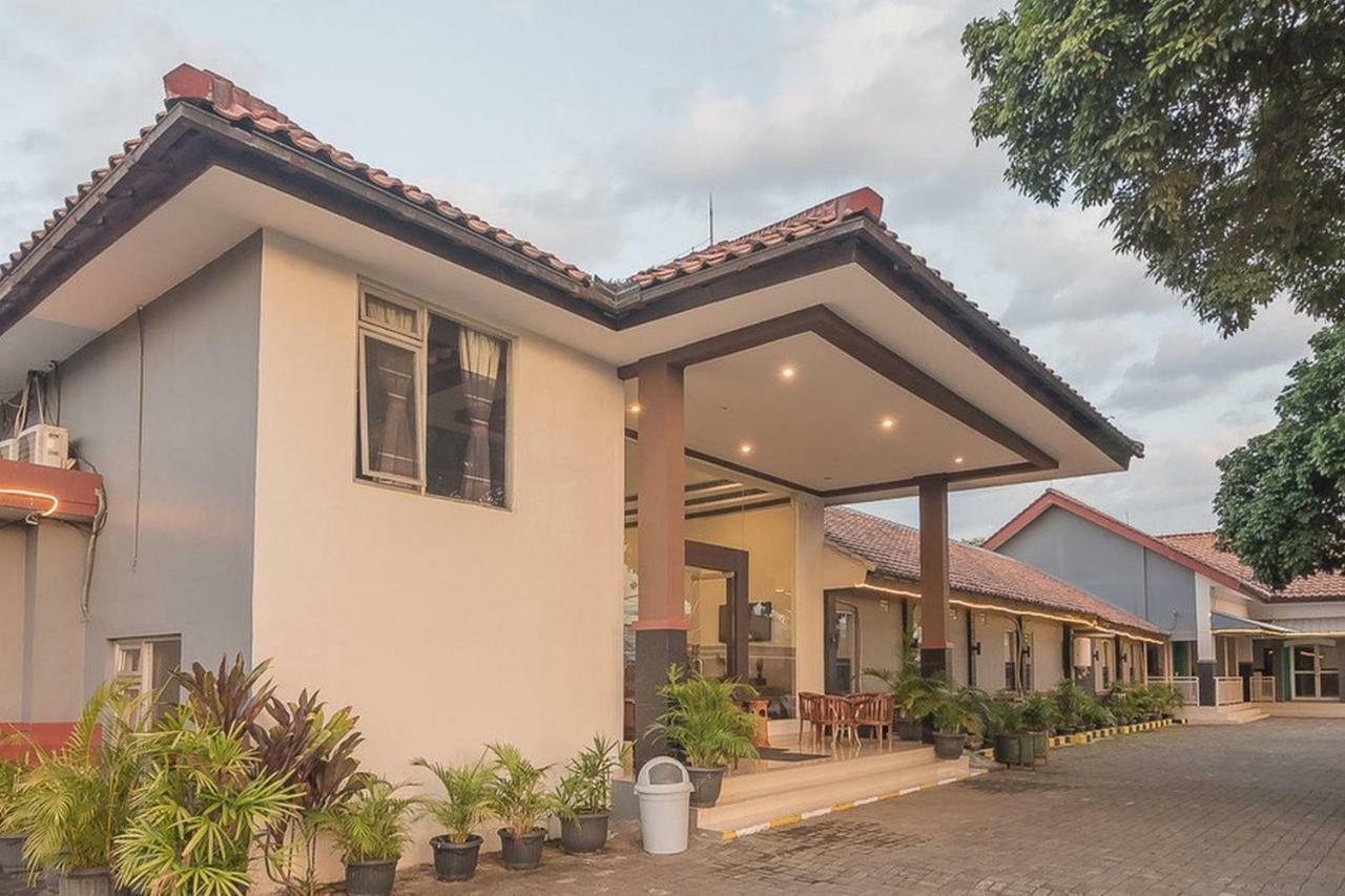 RedDoorz near Alun Alun Subang Otel Dış mekan fotoğraf