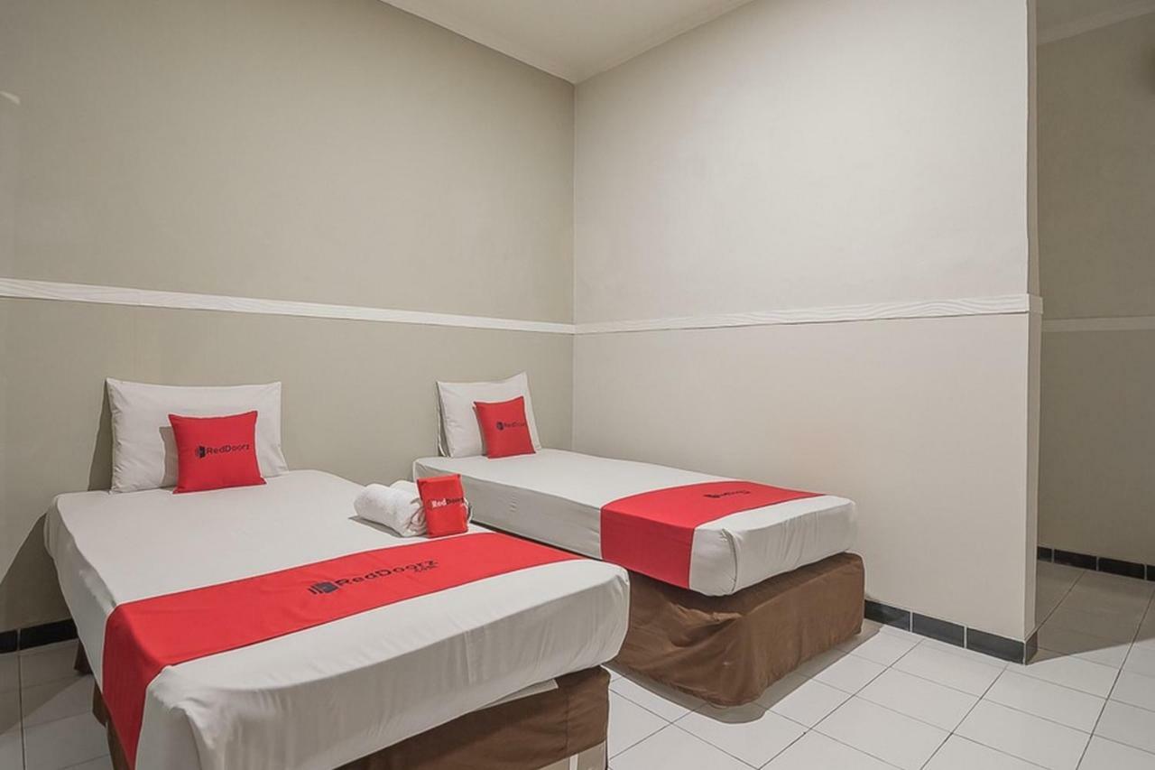 RedDoorz near Alun Alun Subang Otel Dış mekan fotoğraf