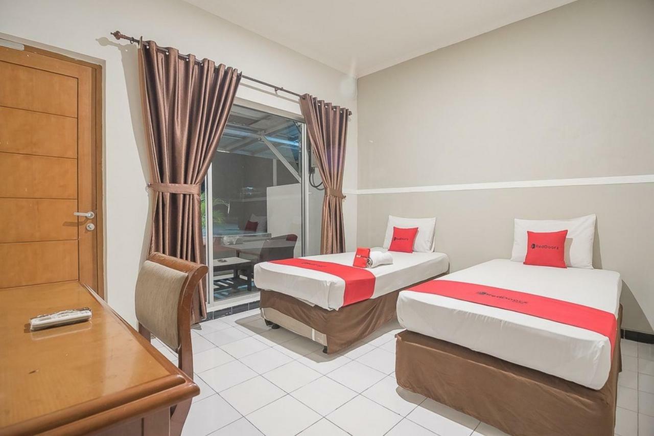RedDoorz near Alun Alun Subang Otel Dış mekan fotoğraf