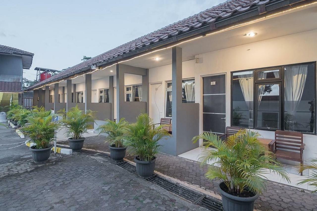 RedDoorz near Alun Alun Subang Otel Dış mekan fotoğraf