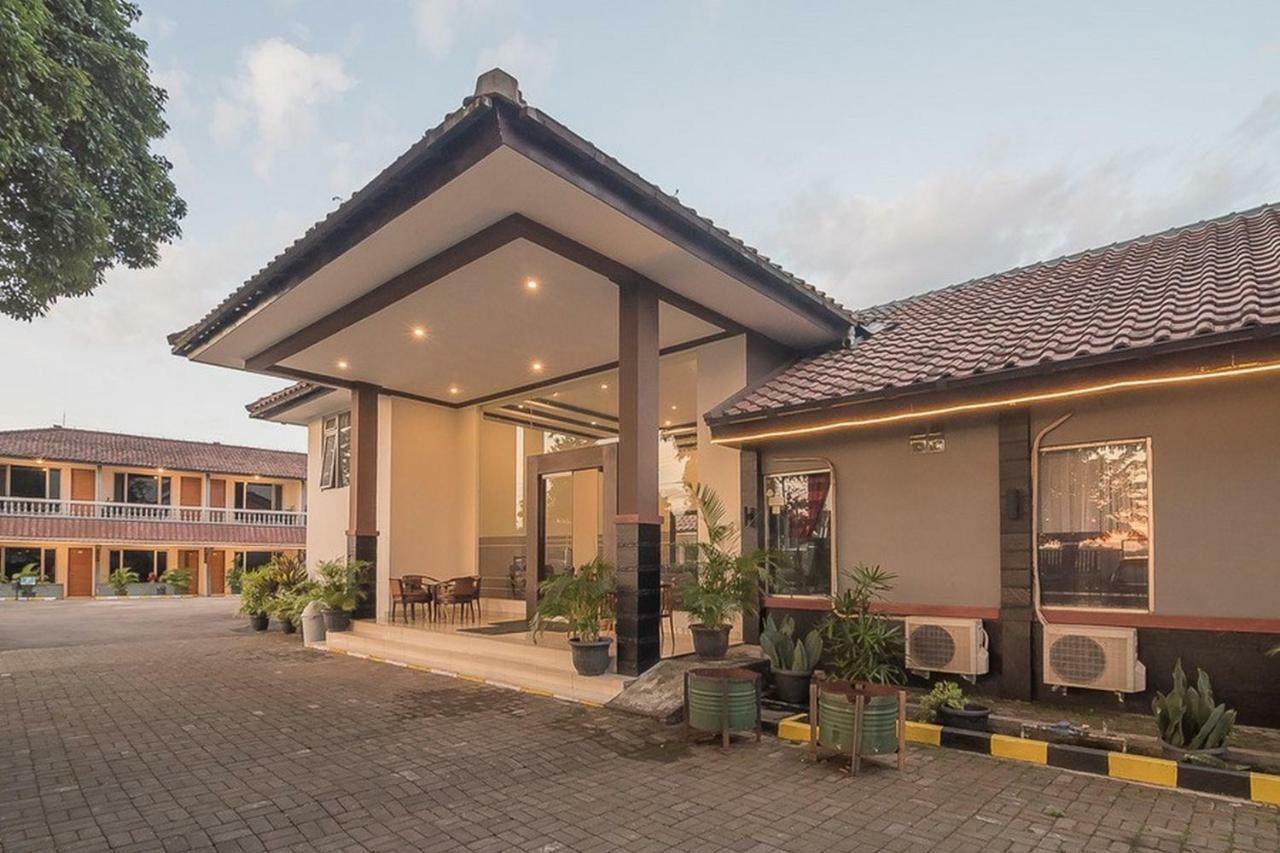 RedDoorz near Alun Alun Subang Otel Dış mekan fotoğraf