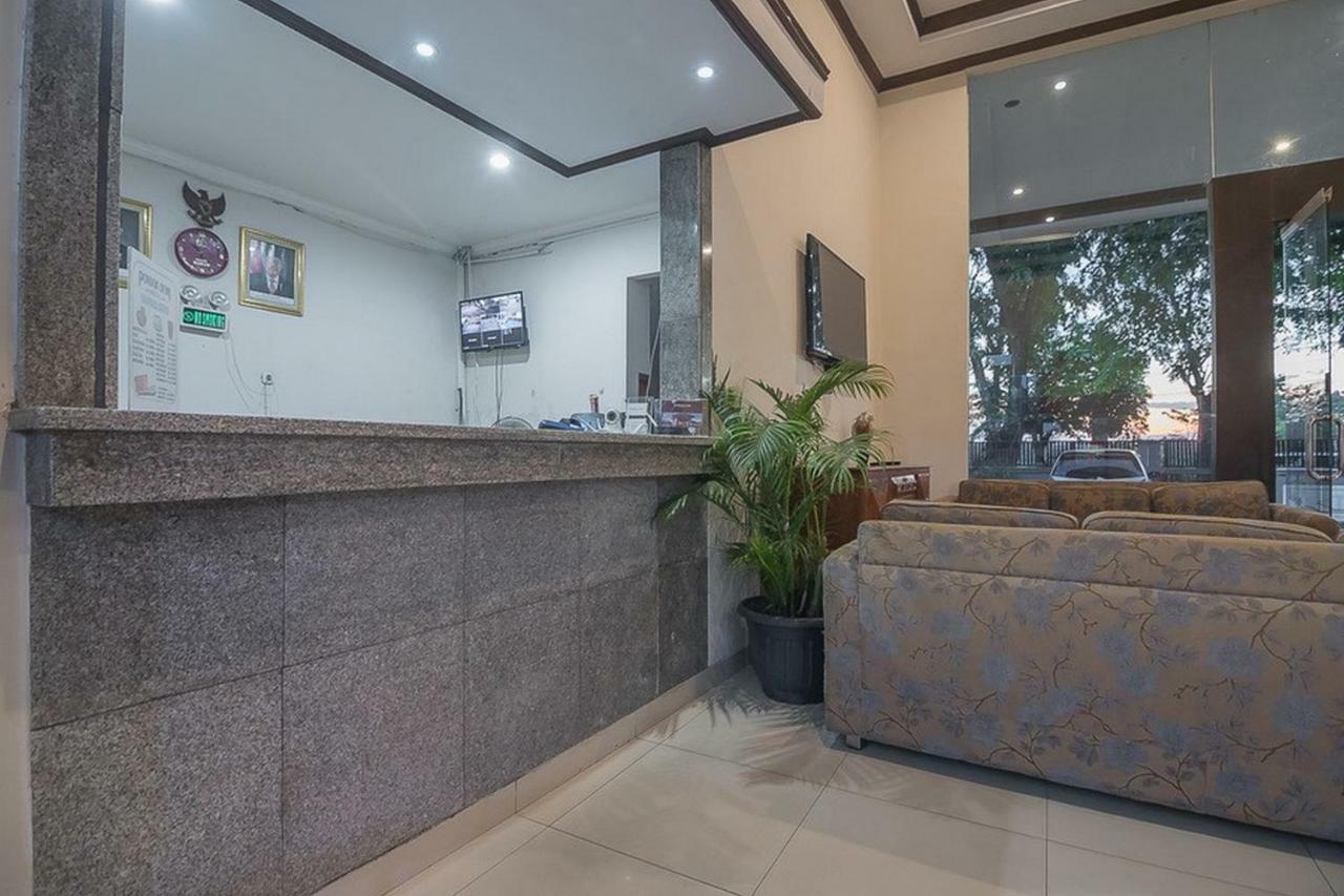 RedDoorz near Alun Alun Subang Otel Dış mekan fotoğraf