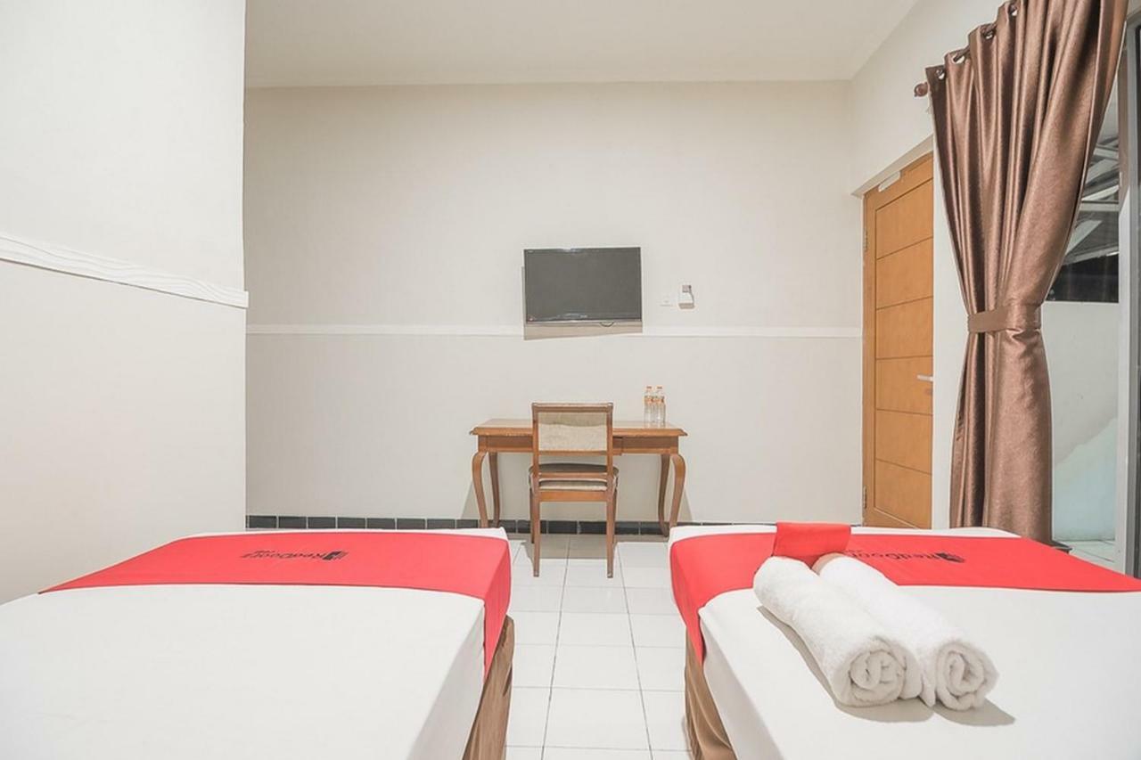 RedDoorz near Alun Alun Subang Otel Dış mekan fotoğraf